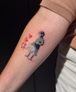 Tatuagem realista - Menino com corações
